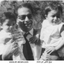 الدكتور اكرم نشات يحتضن ولديه علي بيساره وحسن بيمينه في القاهرة – 1961