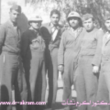 الدكتور اكرم نشات ابراهيم الثالث من اليسار وعبدالرحمن عارف الاول على اليسار في الكلية العسكرية