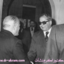 استقبال الرئيس التونسي الحبيب بورقيبة للدكتور اكرم نشات ابراهيم .تونس 1975