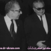 السيد الشاذلي القليبي أمين عام جامعة الدول العربية في حديث مع الدكتور اكرم نشات ابراهيم . 1983