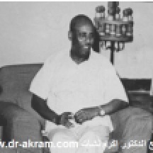 الرئيس الصومالي محمد سياد بري وعلى يساره السيد اسعد الأسعد وعلى يمينه الثاني في الوسط الدكتور اكرم نشات ابراهيم